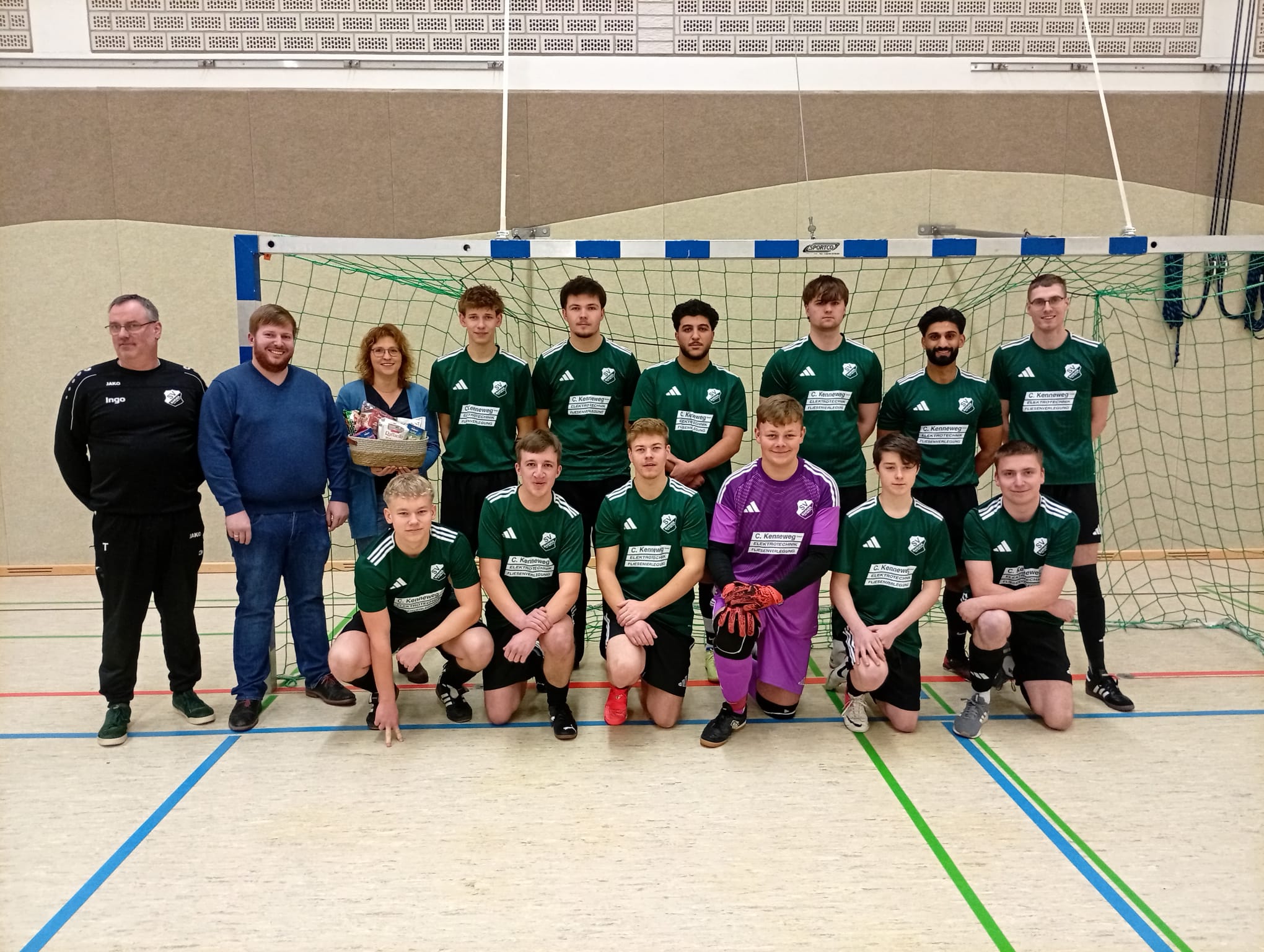 Danke sagt die neu gekündigte 2.Herren an Katharina und Niklas Bollhorst von C. Kenneweg KG Elektrotechnik für die neuen gesponsorten Trikots.